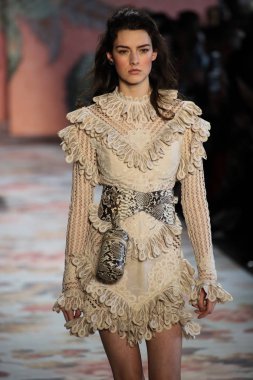 New York, Ny - 12 Şubat: Manken pist Zimmermann için New York moda haftası sırasında yürür: gösterir Galerisi ben New York'ta 12 Şubat 2018 bahar stüdyolarında. 
