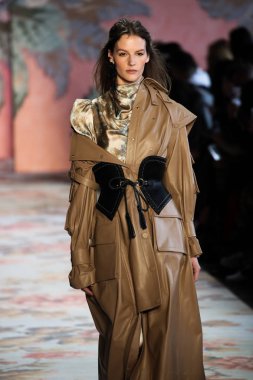 New York, Ny - 12 Şubat: Manken pist Zimmermann için New York moda haftası sırasında yürür: gösterir Galerisi ben New York'ta 12 Şubat 2018 bahar stüdyolarında. 