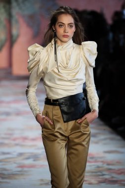 New York, Ny - 12 Şubat: Manken pist Zimmermann için New York moda haftası sırasında yürür: gösterir Galerisi ben New York'ta 12 Şubat 2018 bahar stüdyolarında. 