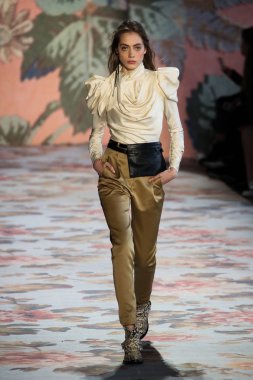 New York, Ny - 12 Şubat: Manken pist Zimmermann için New York moda haftası sırasında yürür: gösterir Galerisi ben New York'ta 12 Şubat 2018 bahar stüdyolarında. 