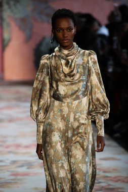 New York, Ny - 12 Şubat: Manken pist Zimmermann için New York moda haftası sırasında yürür: gösterir Galerisi ben New York'ta 12 Şubat 2018 bahar stüdyolarında. 