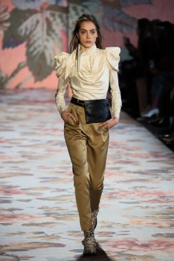 New York, Ny - 12 Şubat: Manken pist Zimmermann için New York moda haftası sırasında yürür: gösterir Galerisi ben New York'ta 12 Şubat 2018 bahar stüdyolarında. 