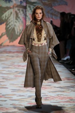 New York, Ny - 12 Şubat: Manken pist Zimmermann için New York moda haftası sırasında yürür: gösterir Galerisi ben New York'ta 12 Şubat 2018 bahar stüdyolarında. 