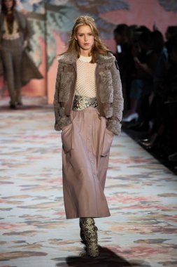 New York, Ny - 12 Şubat: Manken pist Zimmermann için New York moda haftası sırasında yürür: gösterir Galerisi ben New York'ta 12 Şubat 2018 bahar stüdyolarında. 