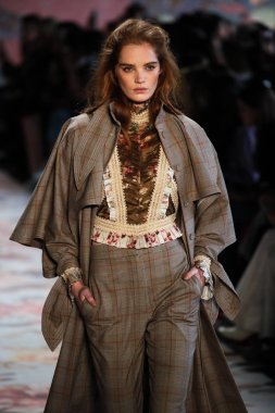 New York, Ny - 12 Şubat: Manken pist Zimmermann için New York moda haftası sırasında yürür: gösterir Galerisi ben New York'ta 12 Şubat 2018 bahar stüdyolarında. 