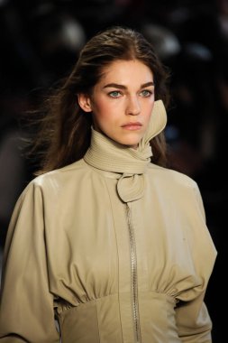 New York, Ny - 12 Şubat: Manken pist Zimmermann için New York moda haftası sırasında yürür: gösterir Galerisi ben New York'ta 12 Şubat 2018 bahar stüdyolarında. 