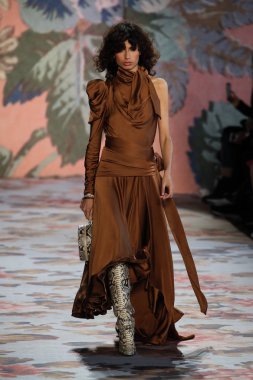 New York, Ny - 12 Şubat: Manken pist Zimmermann için New York moda haftası sırasında yürür: gösterir Galerisi ben New York'ta 12 Şubat 2018 bahar stüdyolarında. 