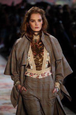 New York, Ny - 12 Şubat: Manken pist Zimmermann için New York moda haftası sırasında yürür: gösterir Galerisi ben New York'ta 12 Şubat 2018 bahar stüdyolarında. 