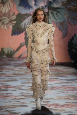 New York, Ny - 12 Şubat: Manken pist Zimmermann için New York moda haftası sırasında yürür: gösterir Galerisi ben New York'ta 12 Şubat 2018 bahar stüdyolarında. 