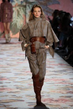 New York, Ny - 12 Şubat: Manken pist Zimmermann için New York moda haftası sırasında yürür: gösterir Galerisi ben New York'ta 12 Şubat 2018 bahar stüdyolarında. 