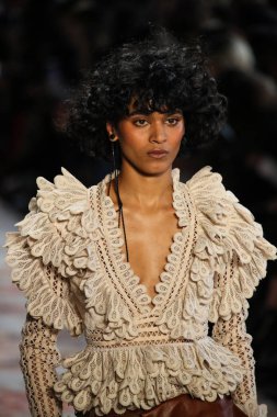 New York, Ny - 12 Şubat: Manken pist Zimmermann için New York moda haftası sırasında yürür: gösterir Galerisi ben New York'ta 12 Şubat 2018 bahar stüdyolarında. 