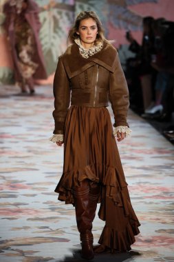 New York, Ny - 12 Şubat: Manken pist Zimmermann için New York moda haftası sırasında yürür: gösterir Galerisi ben New York'ta 12 Şubat 2018 bahar stüdyolarında. 