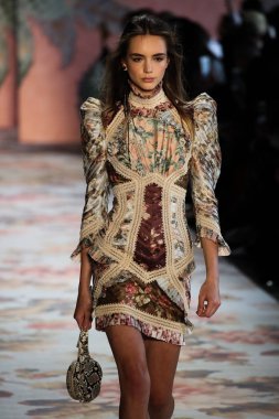 New York, Ny - 12 Şubat: Manken pist Zimmermann için New York moda haftası sırasında yürür: gösterir Galerisi ben New York'ta 12 Şubat 2018 bahar stüdyolarında. 