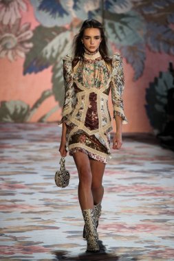 New York, Ny - 12 Şubat: Manken pist Zimmermann için New York moda haftası sırasında yürür: gösterir Galerisi ben New York'ta 12 Şubat 2018 bahar stüdyolarında. 