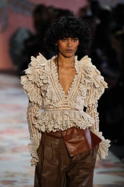 New York, Ny - 12 Şubat: Manken pist Zimmermann için New York moda haftası sırasında yürür: gösterir Galerisi ben New York'ta 12 Şubat 2018 bahar stüdyolarında. 