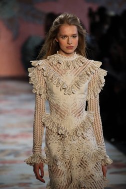 New York, Ny - 12 Şubat: Manken pist Zimmermann için New York moda haftası sırasında yürür: gösterir Galerisi ben New York'ta 12 Şubat 2018 bahar stüdyolarında. 