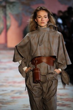 New York, Ny - 12 Şubat: Manken pist Zimmermann için New York moda haftası sırasında yürür: gösterir Galerisi ben New York'ta 12 Şubat 2018 bahar stüdyolarında. 