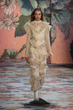New York, Ny - 12 Şubat: Manken pist Zimmermann için New York moda haftası sırasında yürür: gösterir Galerisi ben New York'ta 12 Şubat 2018 bahar stüdyolarında. 