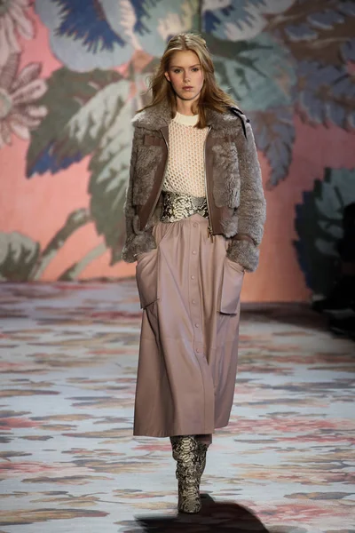 New York, Ny - 12 Şubat: Manken pist Zimmermann için New York moda haftası sırasında yürür: gösterir Galerisi ben New York'ta 12 Şubat 2018 bahar stüdyolarında. 