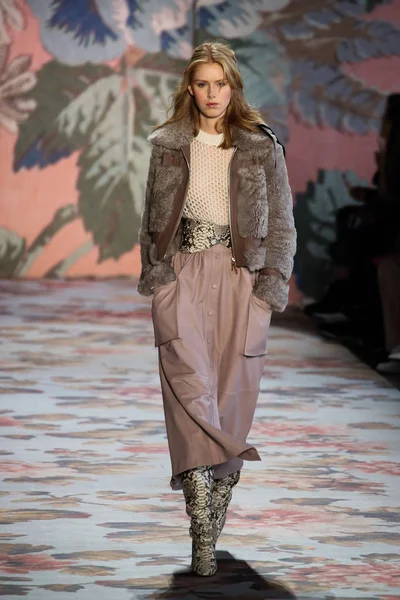 New York, Ny - 12 Şubat: Manken pist Zimmermann için New York moda haftası sırasında yürür: gösterir Galerisi ben New York'ta 12 Şubat 2018 bahar stüdyolarında. 