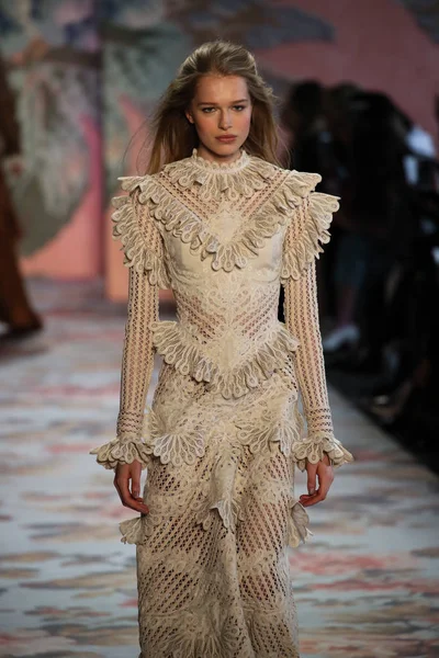 New York, Ny - 12 Şubat: Manken pist Zimmermann için New York moda haftası sırasında yürür: gösterir Galerisi ben New York'ta 12 Şubat 2018 bahar stüdyolarında. 