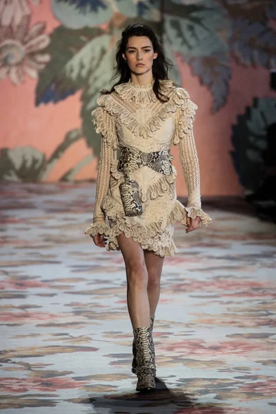 New York, Ny - 12 Şubat: Manken pist Zimmermann için New York moda haftası sırasında yürür: gösterir Galerisi ben New York'ta 12 Şubat 2018 bahar stüdyolarında. 