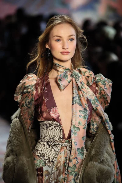 New York, Ny - 12 Şubat: Manken pist Zimmermann için New York moda haftası sırasında yürür: gösterir Galerisi ben New York'ta 12 Şubat 2018 bahar stüdyolarında. 