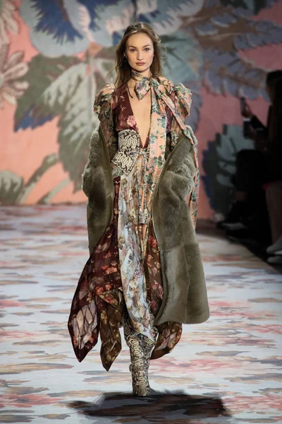 New York, Ny - 12 Şubat: Manken pist Zimmermann için New York moda haftası sırasında yürür: gösterir Galerisi ben New York'ta 12 Şubat 2018 bahar stüdyolarında. 