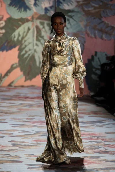 New York, Ny - 12 Şubat: Manken pist Zimmermann için New York moda haftası sırasında yürür: gösterir Galerisi ben New York'ta 12 Şubat 2018 bahar stüdyolarında. 