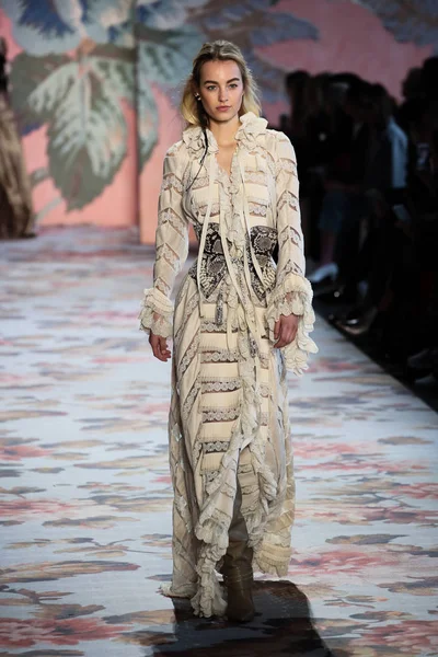 New York, Ny - 12 Şubat: Manken pist Zimmermann için New York moda haftası sırasında yürür: gösterir Galerisi ben New York'ta 12 Şubat 2018 bahar stüdyolarında. 