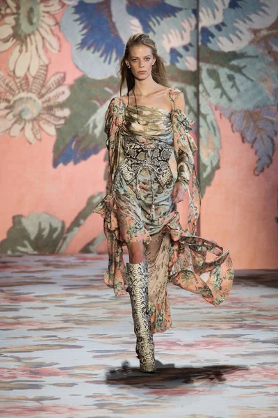 New York, Ny - 12 Şubat: Manken pist Zimmermann için New York moda haftası sırasında yürür: gösterir Galerisi ben New York'ta 12 Şubat 2018 bahar stüdyolarında. 