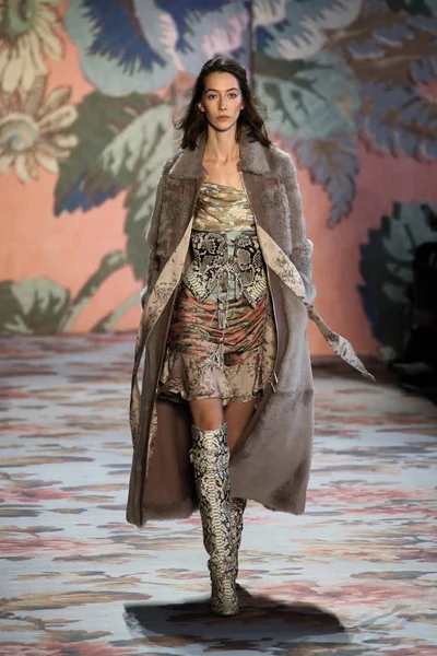 New York, Ny - 12 Şubat: Manken pist Zimmermann için New York moda haftası sırasında yürür: gösterir Galerisi ben New York'ta 12 Şubat 2018 bahar stüdyolarında. 