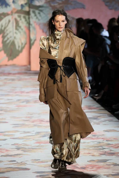 New York, Ny - 12 Şubat: Manken pist Zimmermann için New York moda haftası sırasında yürür: gösterir Galerisi ben New York'ta 12 Şubat 2018 bahar stüdyolarında. 