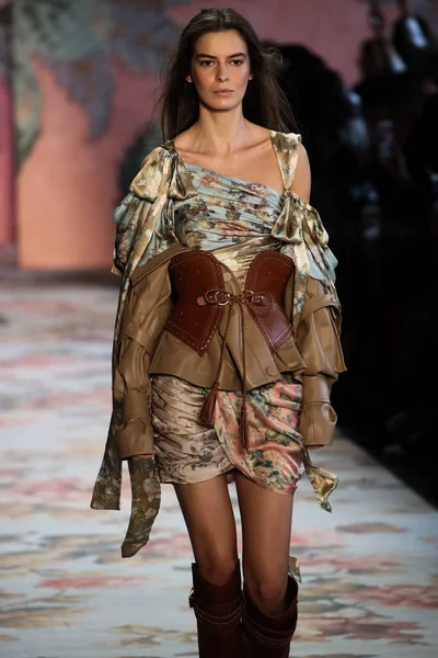 New York, Ny - 12 Şubat: Manken pist Zimmermann için New York moda haftası sırasında yürür: gösterir Galerisi ben New York'ta 12 Şubat 2018 bahar stüdyolarında. 