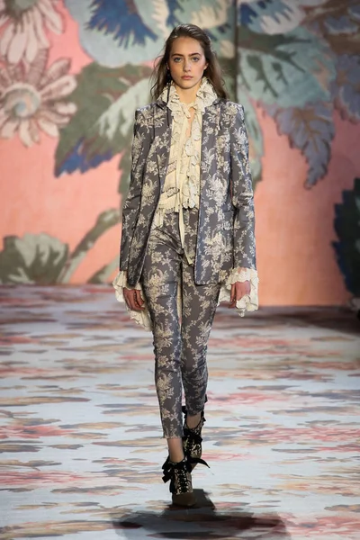 New York, Ny - 12 Şubat: Manken pist Zimmermann için New York moda haftası sırasında yürür: gösterir Galerisi ben New York'ta 12 Şubat 2018 bahar stüdyolarında. 