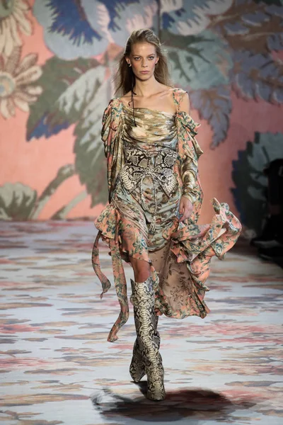 New York, Ny - 12 Şubat: Manken pist Zimmermann için New York moda haftası sırasında yürür: gösterir Galerisi ben New York'ta 12 Şubat 2018 bahar stüdyolarında. 