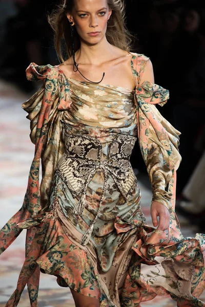 New York, Ny - 12 Şubat: Manken pist Zimmermann için New York moda haftası sırasında yürür: gösterir Galerisi ben New York'ta 12 Şubat 2018 bahar stüdyolarında. 