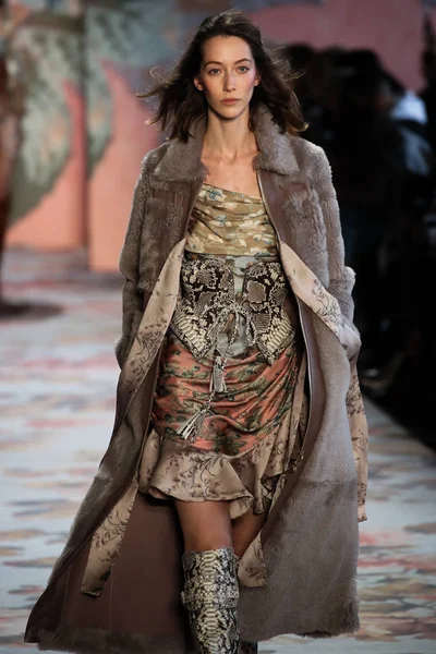 New York, Ny - 12 Şubat: Manken pist Zimmermann için New York moda haftası sırasında yürür: gösterir Galerisi ben New York'ta 12 Şubat 2018 bahar stüdyolarında. 