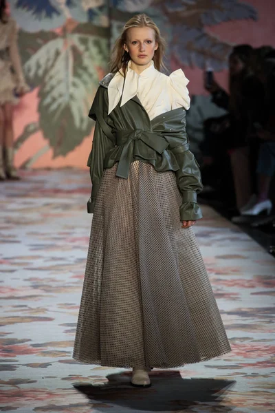 New York, Ny - 12 Şubat: Manken pist Zimmermann için New York moda haftası sırasında yürür: gösterir Galerisi ben New York'ta 12 Şubat 2018 bahar stüdyolarında. 