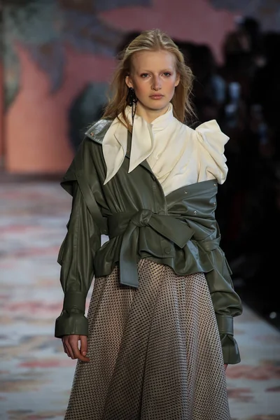 New York, Ny - 12 Şubat: Manken pist Zimmermann için New York moda haftası sırasında yürür: gösterir Galerisi ben New York'ta 12 Şubat 2018 bahar stüdyolarında. 