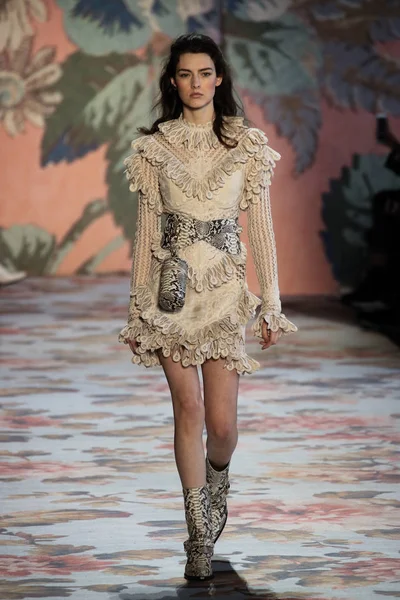 New York, Ny - 12 Şubat: Manken pist Zimmermann için New York moda haftası sırasında yürür: gösterir Galerisi ben New York'ta 12 Şubat 2018 bahar stüdyolarında. 