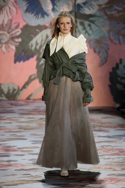 New York, Ny - 12 Şubat: Manken pist Zimmermann için New York moda haftası sırasında yürür: gösterir Galerisi ben New York'ta 12 Şubat 2018 bahar stüdyolarında. 