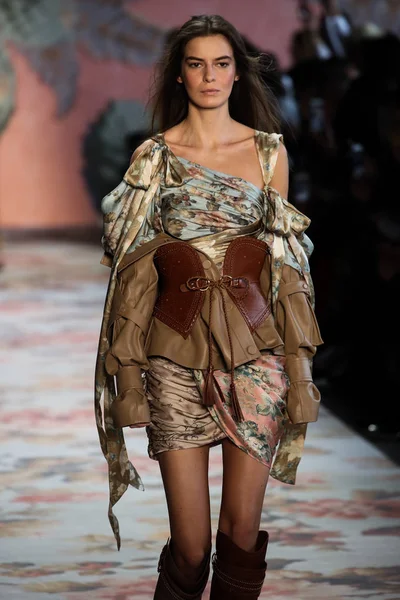 New York, Ny - 12 Şubat: Manken pist Zimmermann için New York moda haftası sırasında yürür: gösterir Galerisi ben New York'ta 12 Şubat 2018 bahar stüdyolarında. 