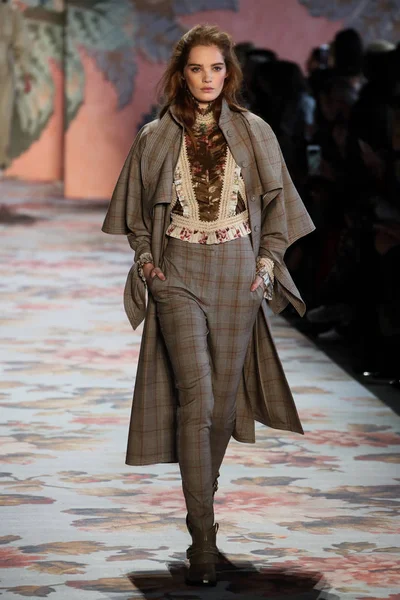 New York, Ny - 12 Şubat: Manken pist Zimmermann için New York moda haftası sırasında yürür: gösterir Galerisi ben New York'ta 12 Şubat 2018 bahar stüdyolarında. 