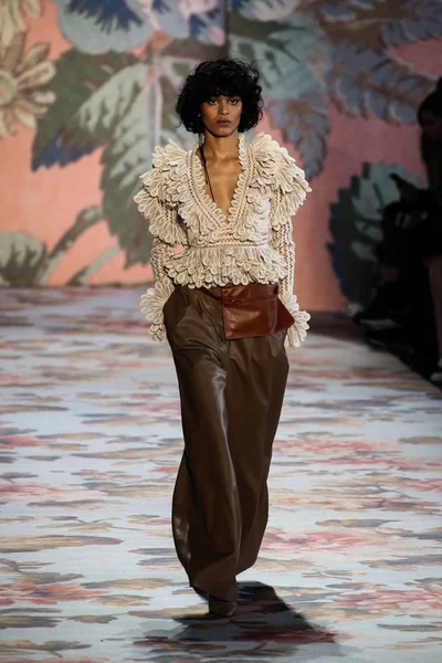 New York, Ny - 12 Şubat: Manken pist Zimmermann için New York moda haftası sırasında yürür: gösterir Galerisi ben New York'ta 12 Şubat 2018 bahar stüdyolarında. 