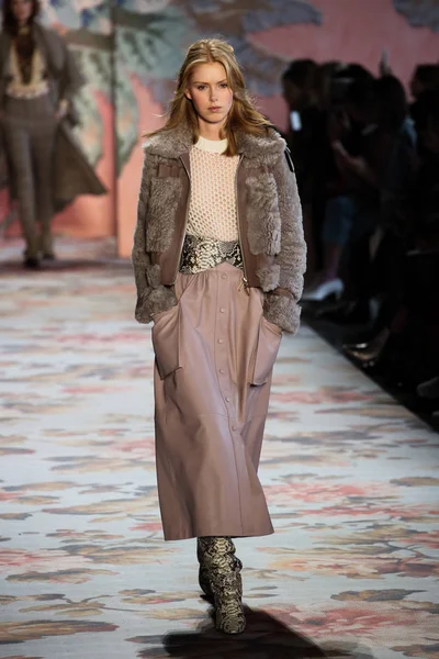 New York, Ny - 12 Şubat: Manken pist Zimmermann için New York moda haftası sırasında yürür: gösterir Galerisi ben New York'ta 12 Şubat 2018 bahar stüdyolarında. 