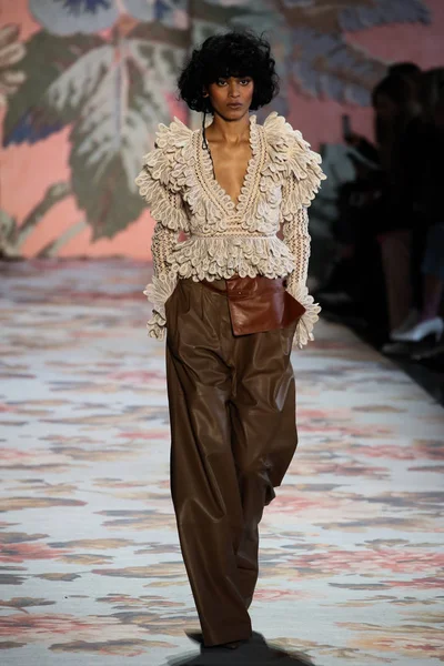 New York, Ny - 12 Şubat: Manken pist Zimmermann için New York moda haftası sırasında yürür: gösterir Galerisi ben New York'ta 12 Şubat 2018 bahar stüdyolarında. 