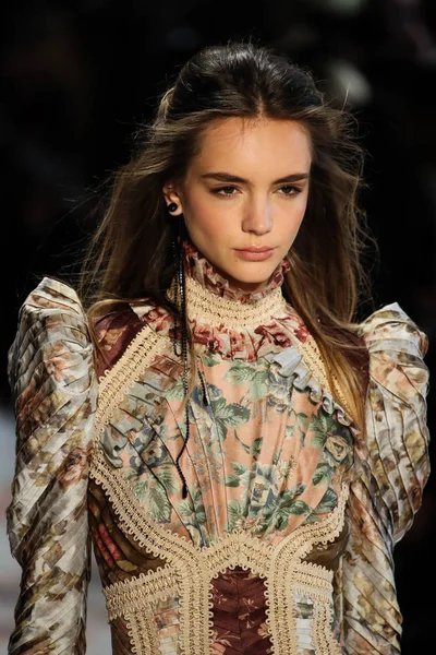 New York, Ny - 12 Şubat: Manken pist Zimmermann için New York moda haftası sırasında yürür: gösterir Galerisi ben New York'ta 12 Şubat 2018 bahar stüdyolarında. 