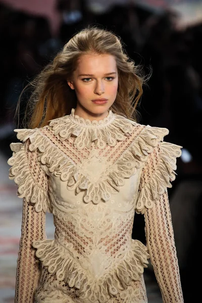 New York, Ny - 12 Şubat: Manken pist Zimmermann için New York moda haftası sırasında yürür: gösterir Galerisi ben New York'ta 12 Şubat 2018 bahar stüdyolarında. 