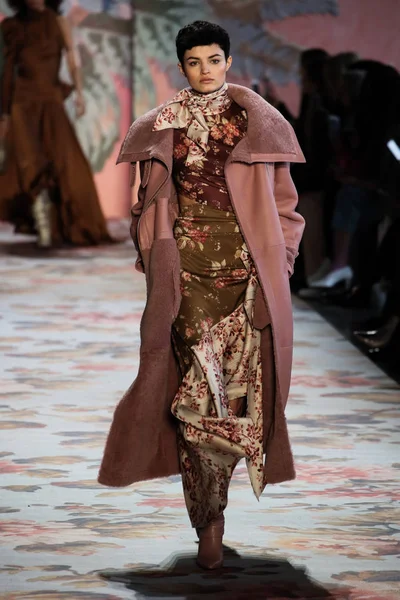 New York, Ny - 12 Şubat: Manken pist Zimmermann için New York moda haftası sırasında yürür: gösterir Galerisi ben New York'ta 12 Şubat 2018 bahar stüdyolarında. 